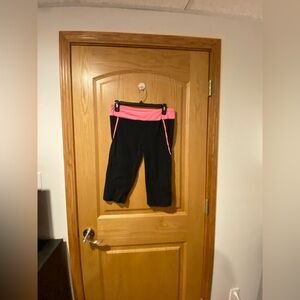 SO Women’s Size Large Capri Cropped Leggings w/Pink Waistband & Small Pocket